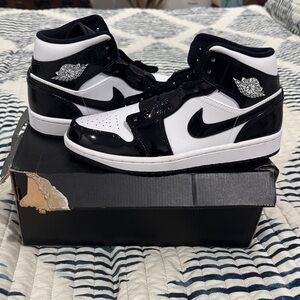 Nike Women's Black and White High-Top Sneakers